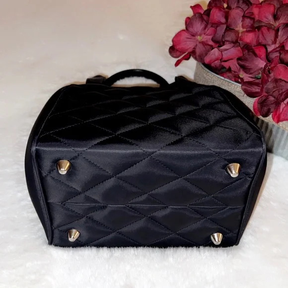 MY FLAT IN LONDON Quilted Bee Handbag